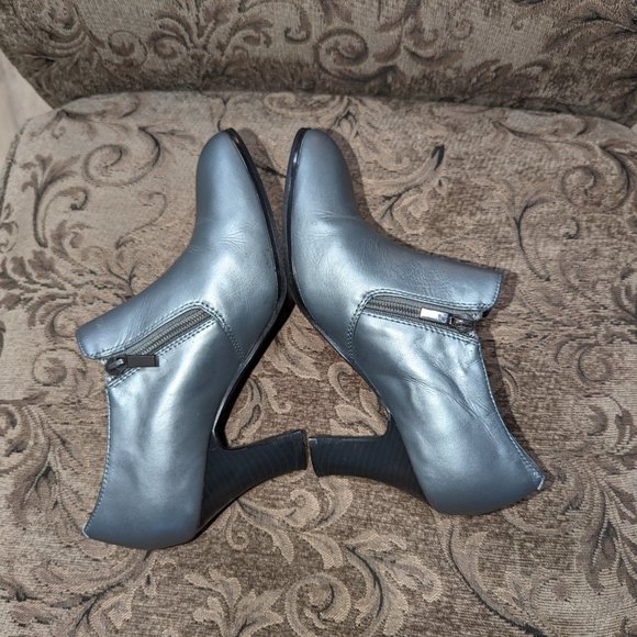 Women's AJ Valenci leather booties SZ 8 silver metallic 3" heel Good Condition - Picture 2 of 6